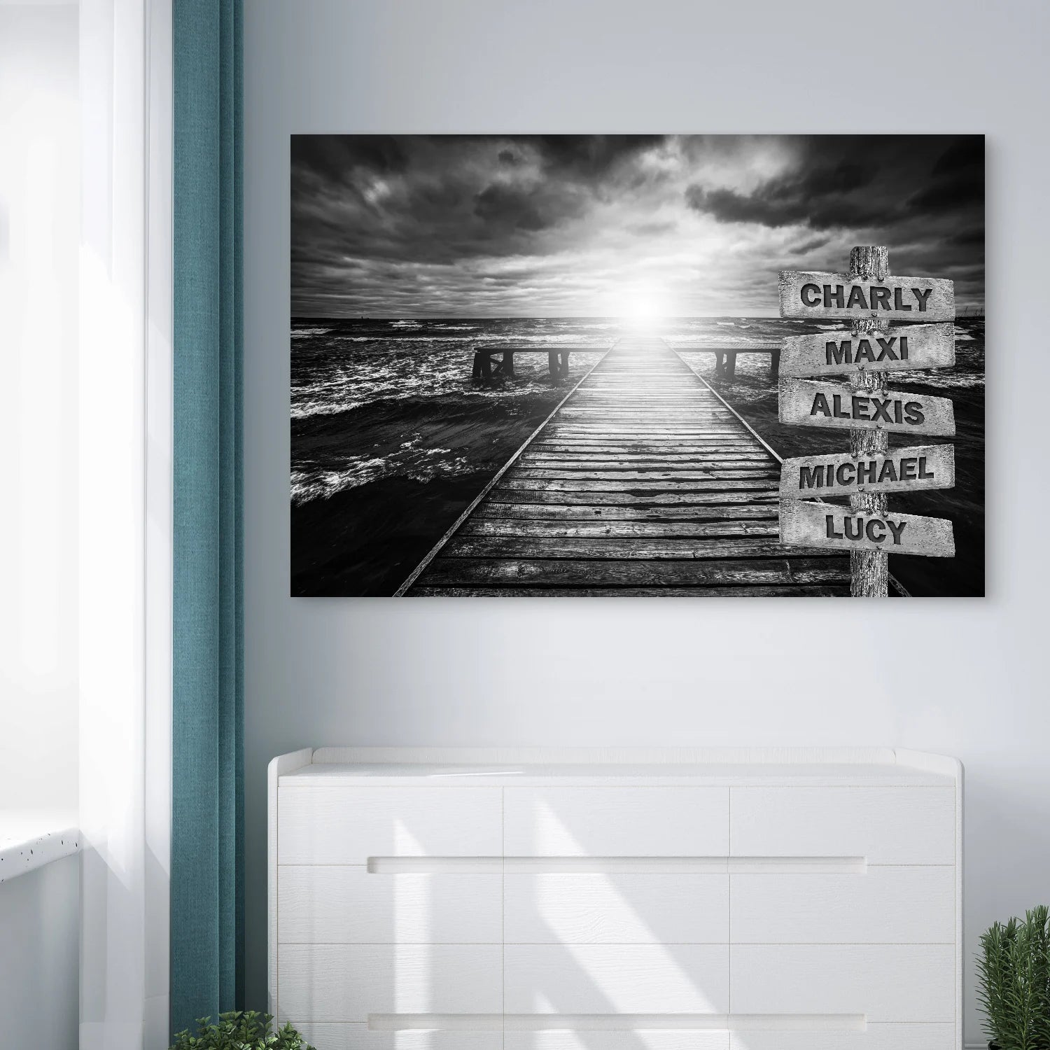 Décoration murale prénoms famille sur ponton en noir et blanc

