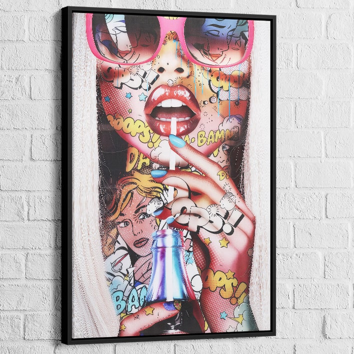 Art mural pop art - femme aux lèvres rouges, lunettes roses et ambiance bande dessinée


