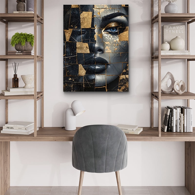Visage féminin stylisé en éclats dorés sur fond noir et gris

