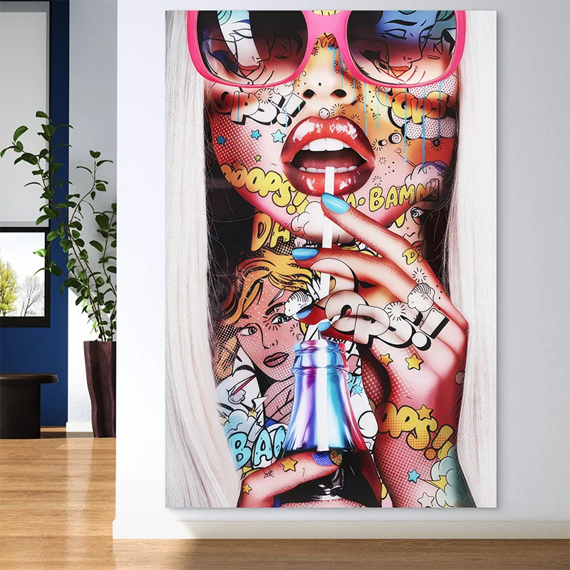 Affiche pop art femme lunettes roses et soda - déco graphique dynamique

